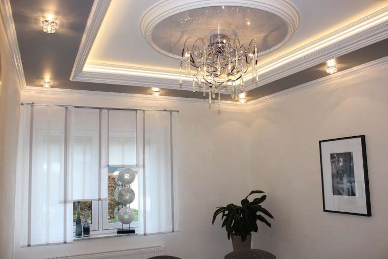 Spanplafond mit klassische Deckenelementen und Beleuchtung