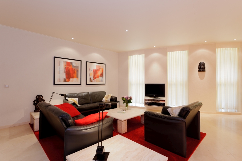 Wohnzimmer mit weißer Decke 