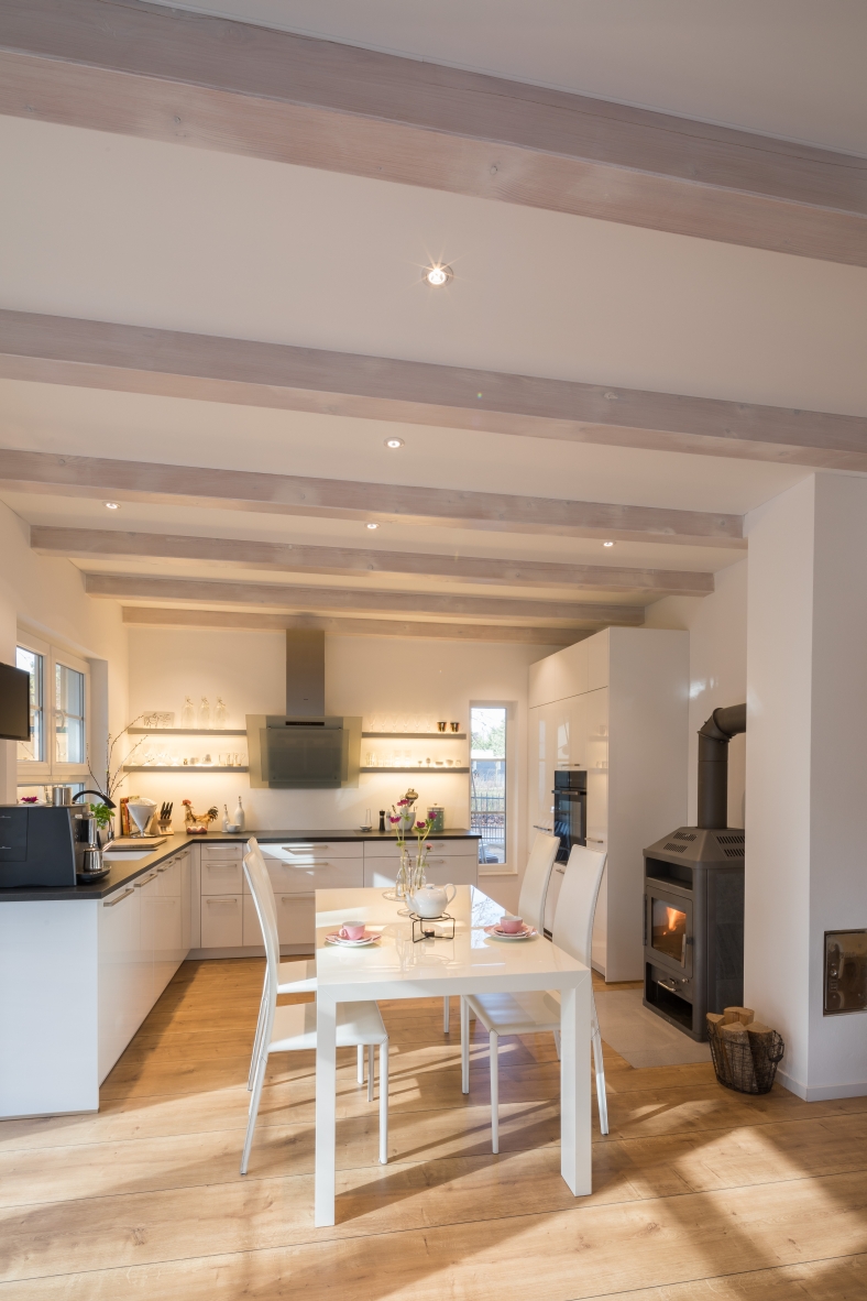 Plameco Spanndecken im Küche mit Balken