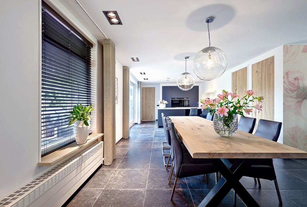 Plameco Spanndecken: Wohnzimmer mit doppelten Einbauspots, Hängelampen, weiße Decke