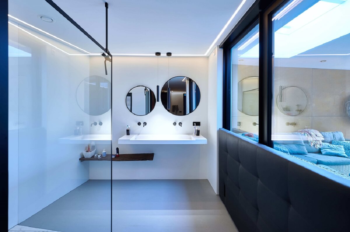 Plameco Spanndecke: Badezimmer mit weißer Spanndecke und umlaufender LED-Beleuchtung, dimmbar