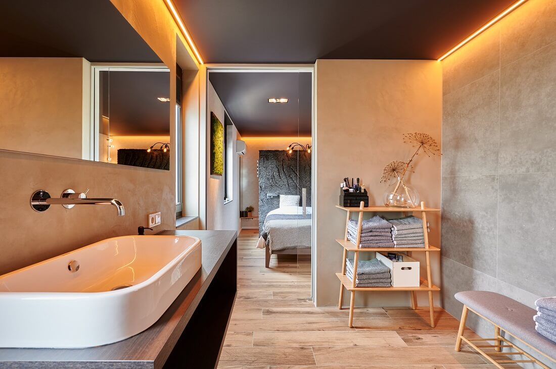 Plameco Spanndecken: Badezimmer mit angrenzendem Schlafzimmer und Human Centric Lighting