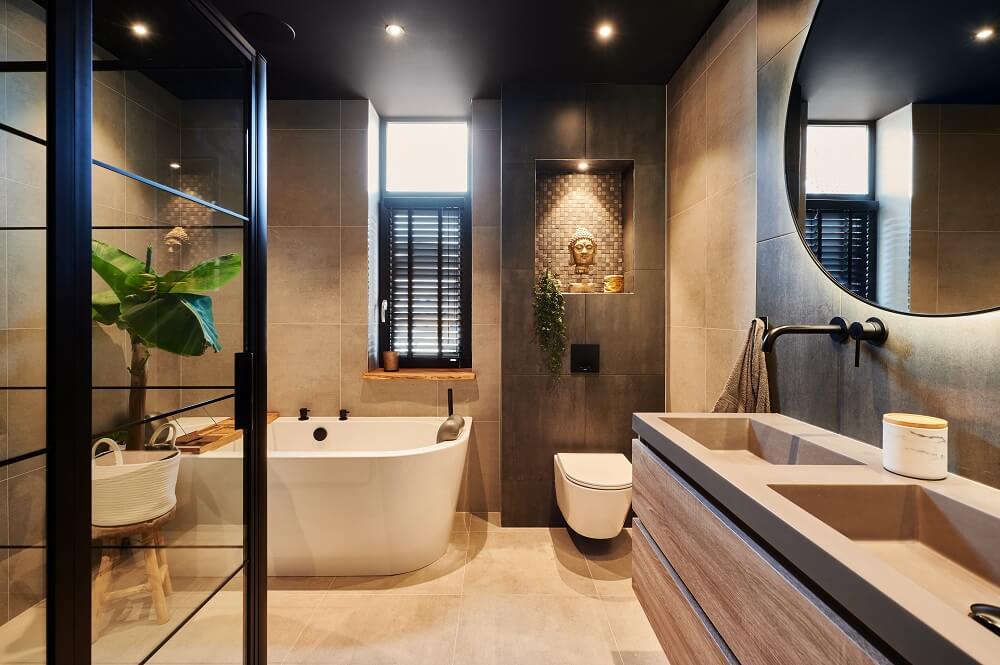 Plameco Spanndecke: Badezimmer mit schwarzer Decke – luxuriös und stilvoll