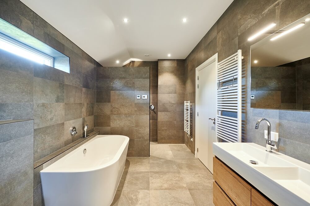 Plameco Spanndecken: Badezimmer mit weißer Spanndecke und Einbauspots 