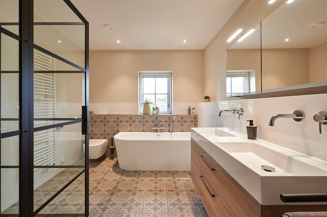 Plameco Spanndecken: Badezimmer mit Spanndecke in Mattweiß + Einbauspots