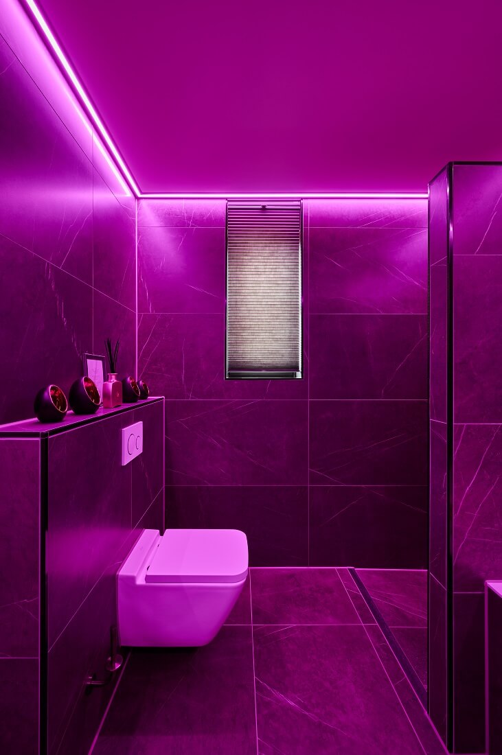 Plameco Spanndecken: RGBWW Licht, Lichtfarben, modernes Badezimmer, LED-Strip 