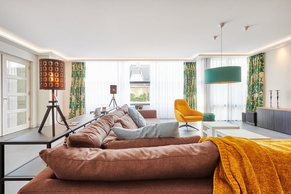 Plameco Spanndecke: Wohnzimmer mit umlaufendem LED-Stripe, dimmbar